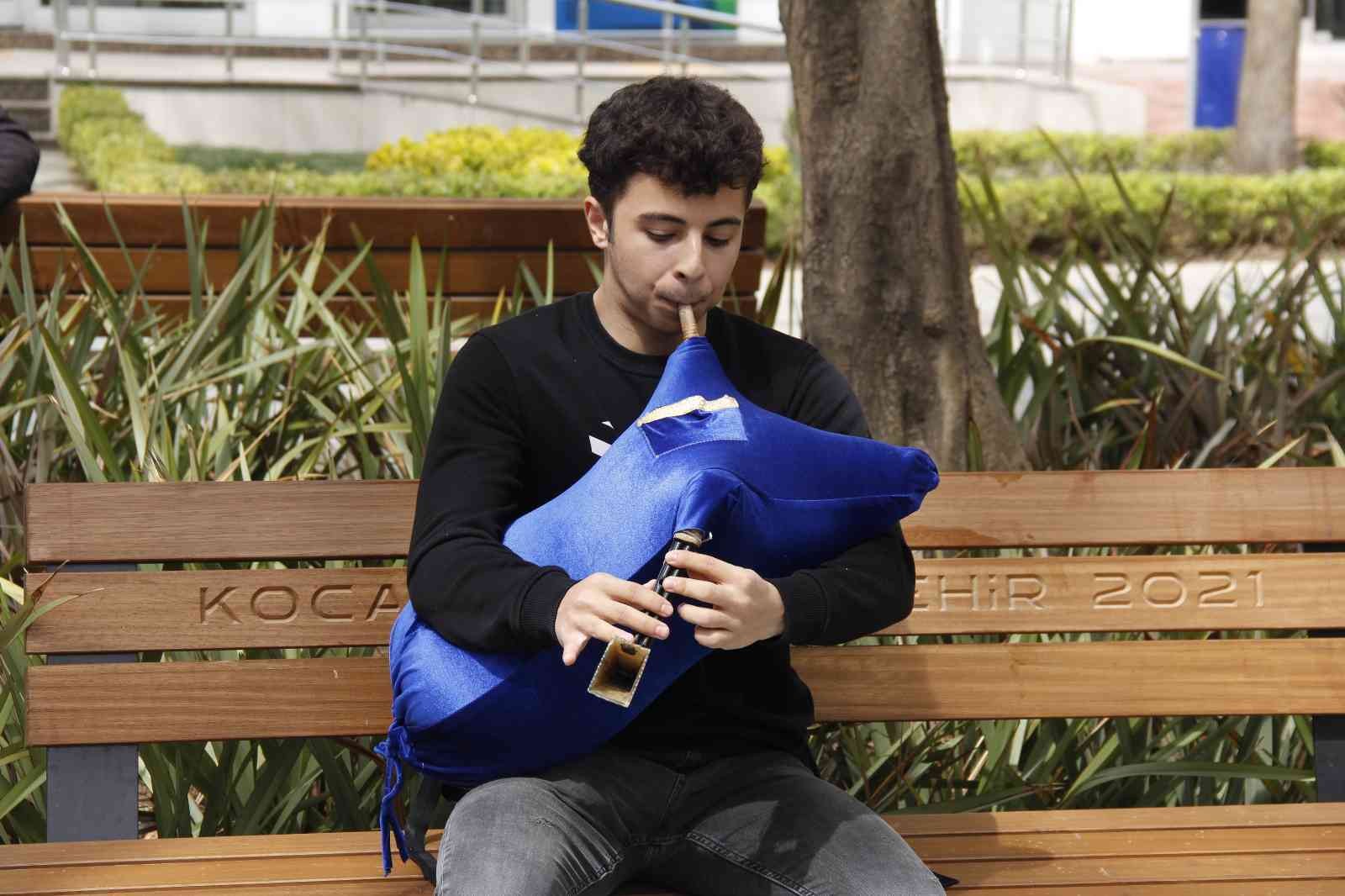 Nefesiyle okul harçlığını çıkartıyor KOCAELİ(İHA) – Kocaeli’de üniversite okuyan Ali Rıza Çakır çocukluğundan beri dinlediği Kazım Koyuncu’dan etkilenerek 2 yıl önce tulum çalmayı ...