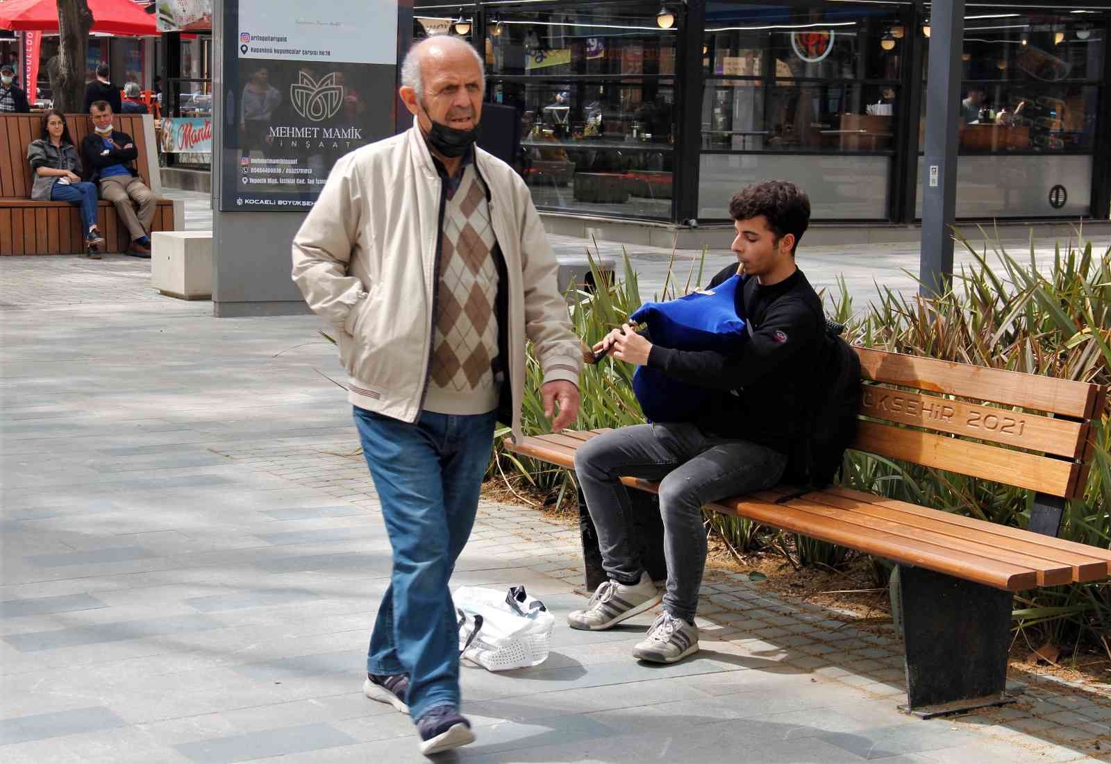 Nefesiyle okul harçlığını çıkartıyor KOCAELİ(İHA) – Kocaeli’de üniversite okuyan Ali Rıza Çakır çocukluğundan beri dinlediği Kazım Koyuncu’dan etkilenerek 2 yıl önce tulum çalmayı ...