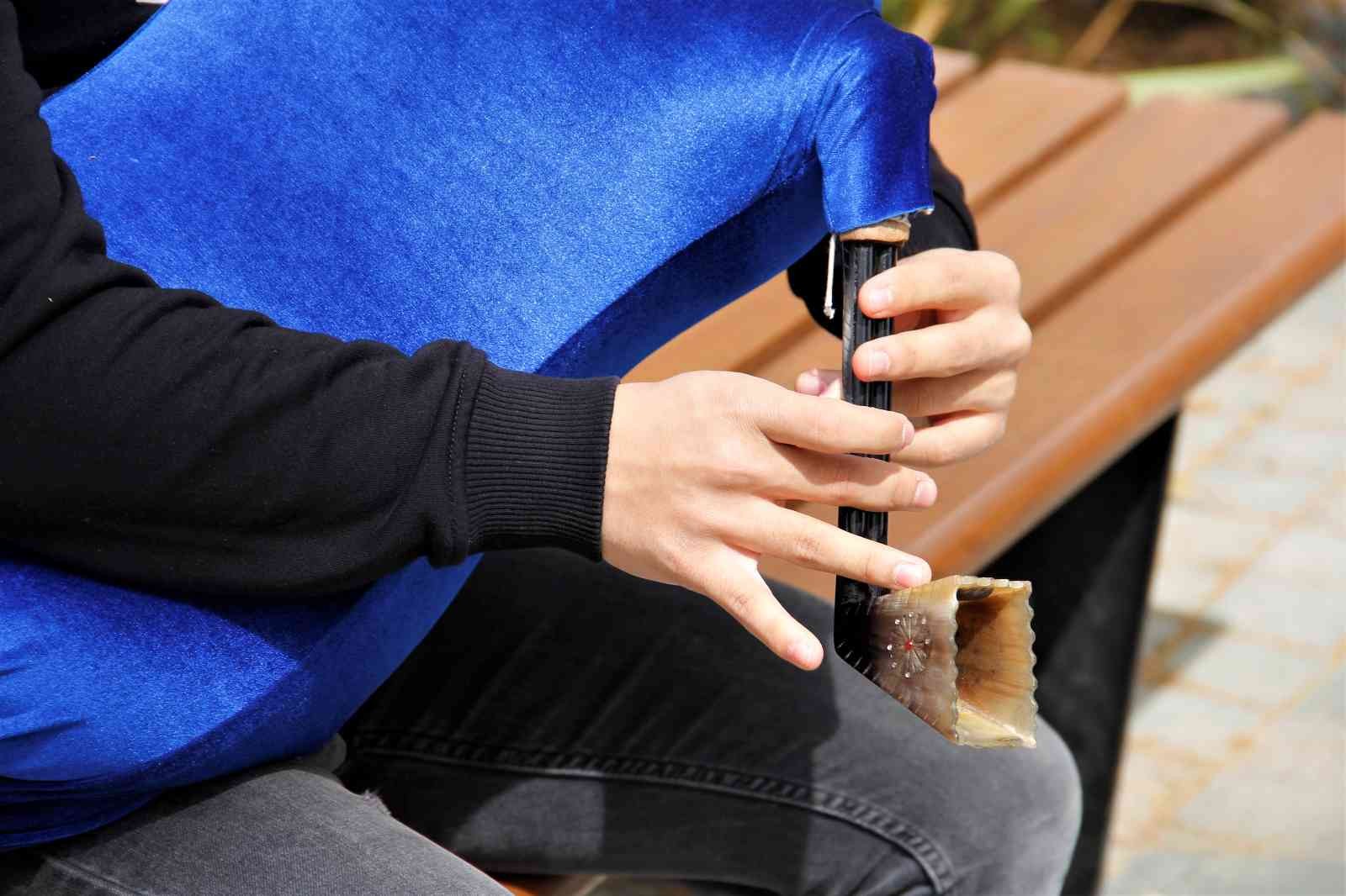 Nefesiyle okul harçlığını çıkartıyor KOCAELİ(İHA) – Kocaeli’de üniversite okuyan Ali Rıza Çakır çocukluğundan beri dinlediği Kazım Koyuncu’dan etkilenerek 2 yıl önce tulum çalmayı ...