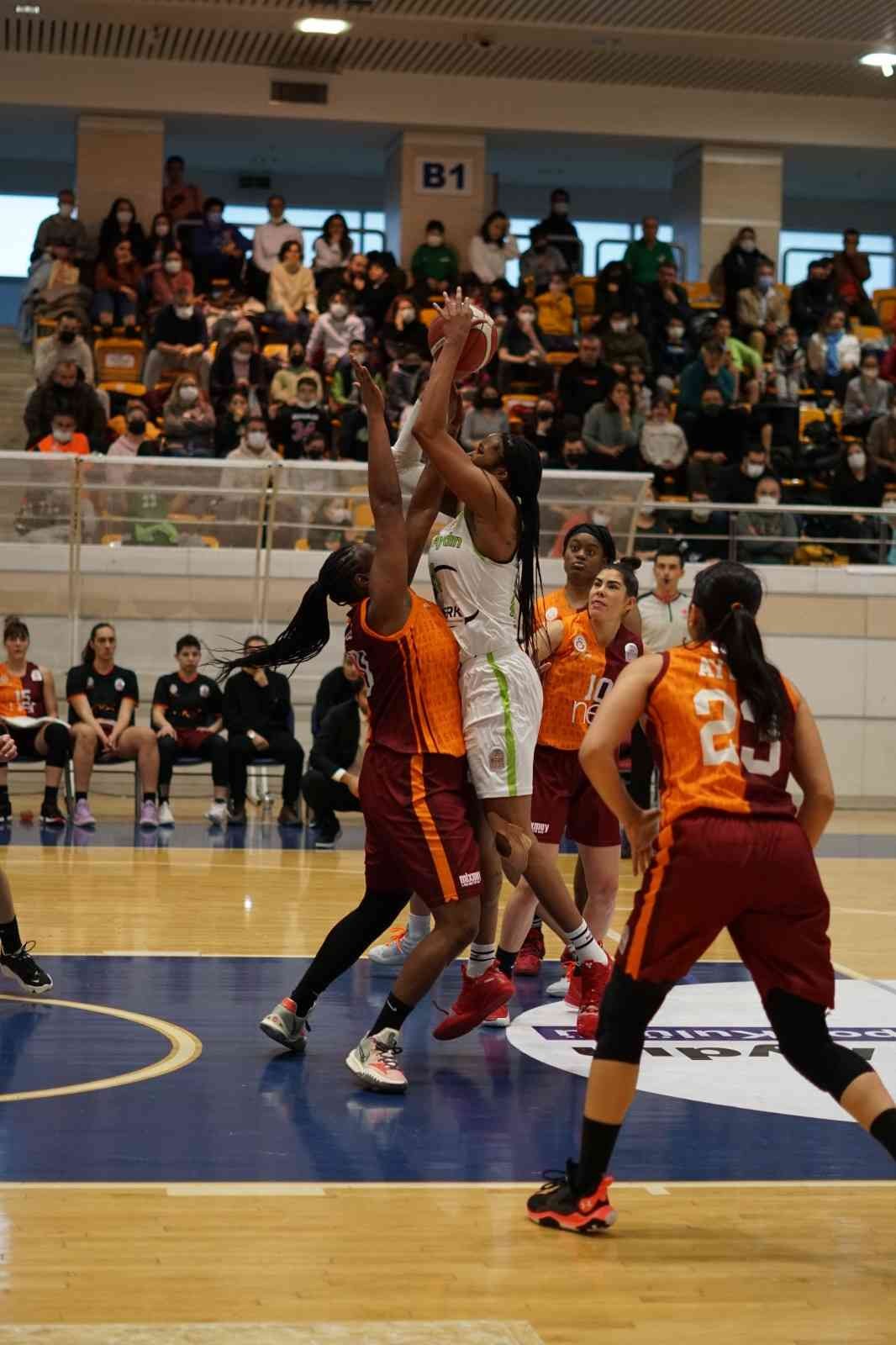 Nesibe Aydın, play-off’ta Galatasaray ile eşleşti Dün tamamlanan, Kadınlar Basketbol Süper Ligi sezonun ardından, Nesibe Aydın sezonu 4. sırada tamamlayarak play-off’ta Galatasaray ile eşleşti ...