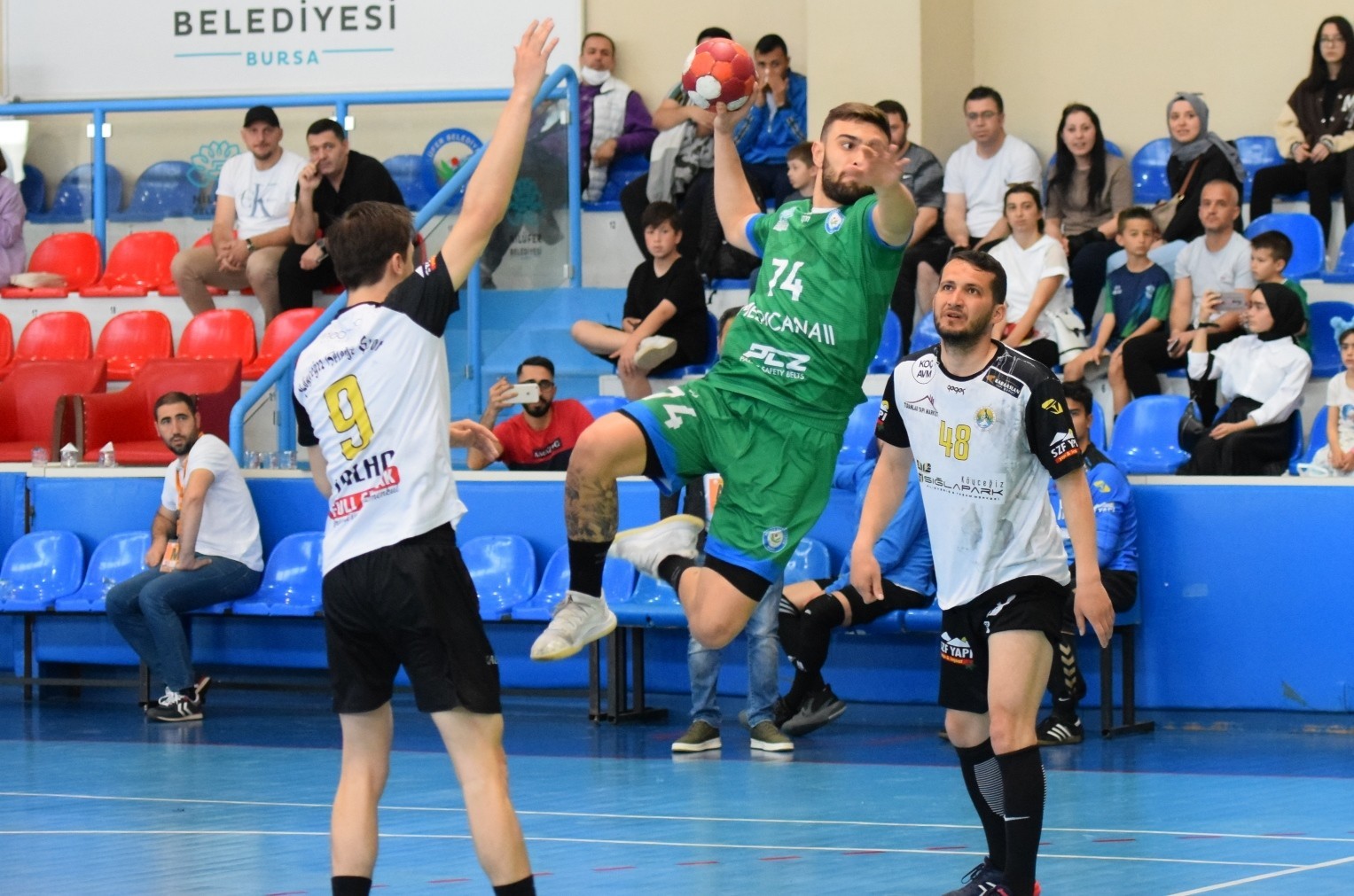 Nilüfer farka koştu Türkiye Erkekler Hentbol Ligi’nde mücadele eden Nilüfer Belediyespor, 23. hafta karşılaşmasında rakibi Köyceğiz Belediyespor’u 40-24 gibi ...