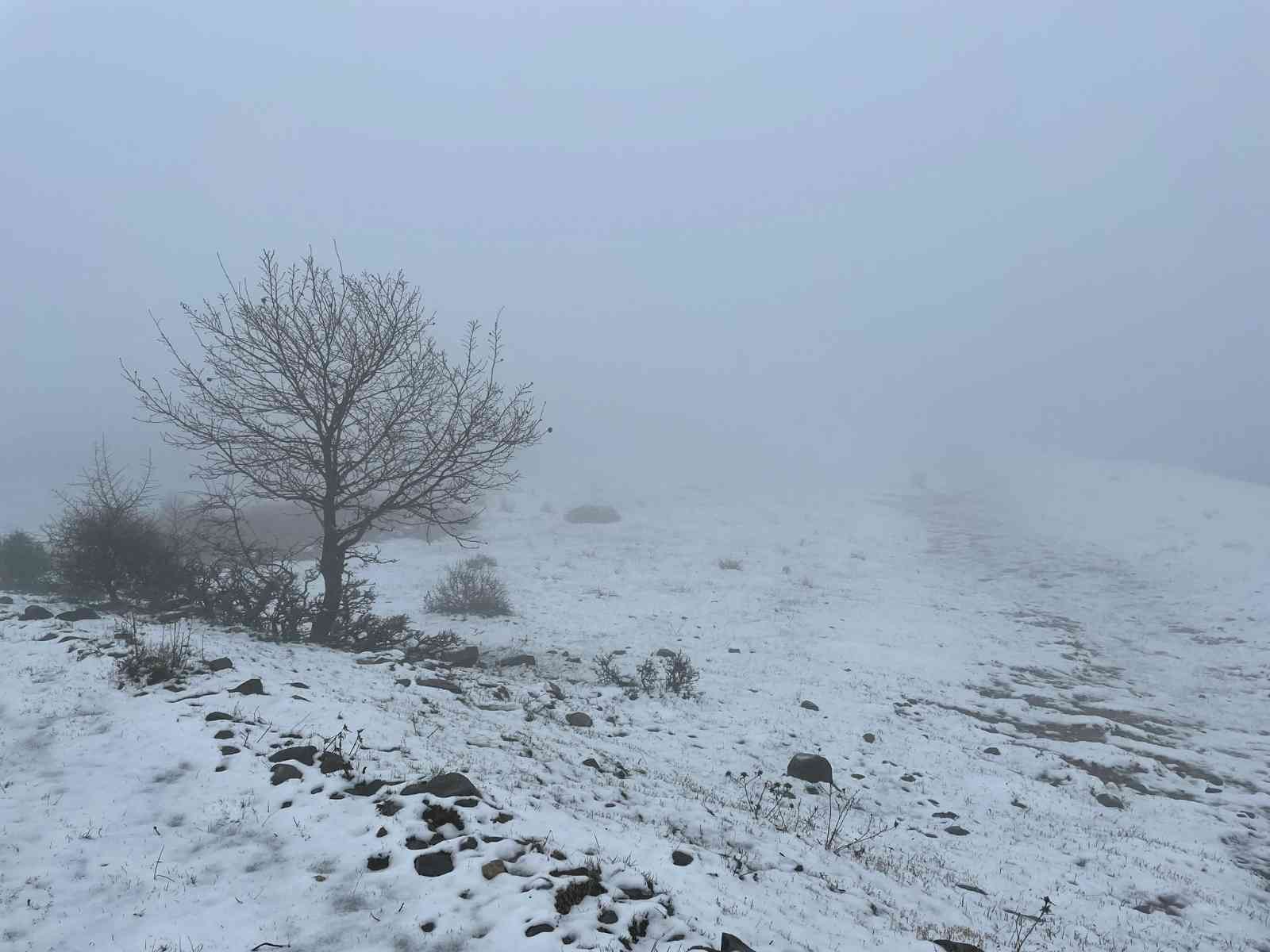 Nisan’da kar sürprizi Balkanlar üzerinden soğuk hava dalgasıyla sıcaklıkların 15 derece birden düştüğü Tekirdağ’ın yüksek kesimlerine Nisan ayında kar yağdı ...