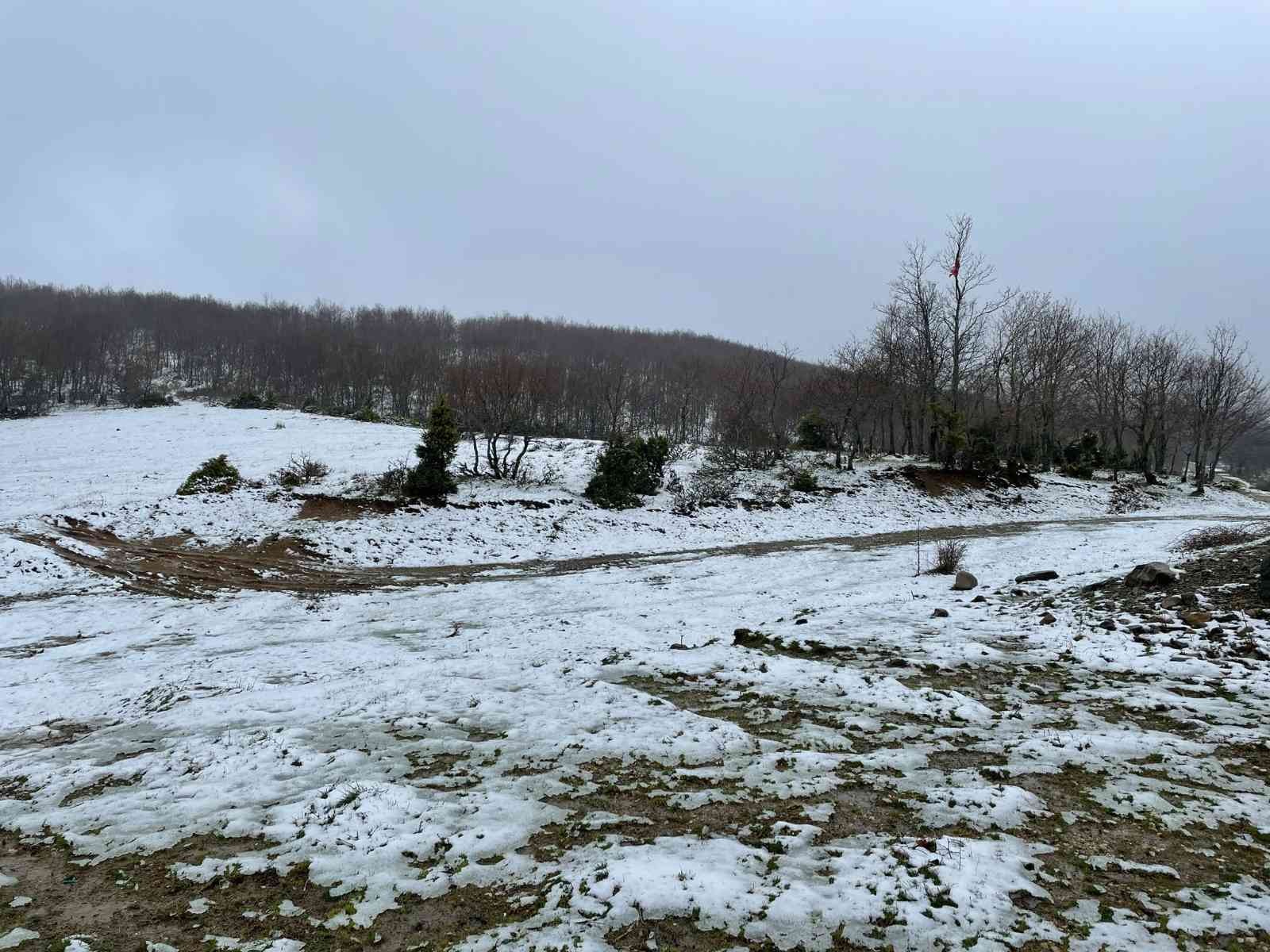 Nisan’da kar sürprizi Balkanlar üzerinden soğuk hava dalgasıyla sıcaklıkların 15 derece birden düştüğü Tekirdağ’ın yüksek kesimlerine Nisan ayında kar yağdı ...