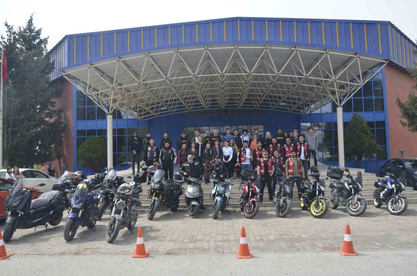 Trakya Üniversitesi öğrencileri tarafından motosiklet sürücüleri ve kuryelere yönelik ‘Güvenli Sürüş‘ konferansı düzenlendi. Trakya Üniversitesi ...