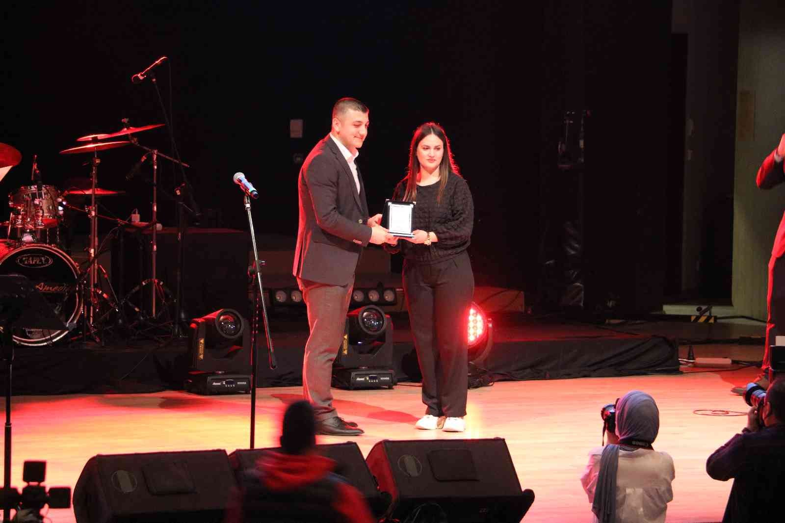 Öğrencisi olduğu üniversitede konser verdi Kosova Türkleri Milli Bayramı Edirne’de düzenlenen konserle büyük coşku ile kutlandı. 23 Nisan Kosova Türkleri Milli Bayramı nedeniyle Edirne’de ...