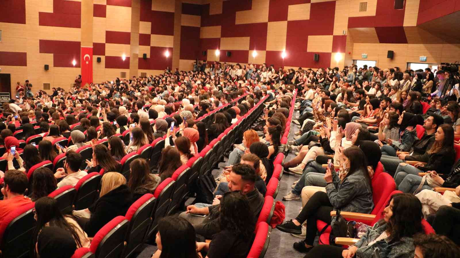 Öğrencisi olduğu üniversitede konser verdi Kosova Türkleri Milli Bayramı Edirne’de düzenlenen konserle büyük coşku ile kutlandı. 23 Nisan Kosova Türkleri Milli Bayramı nedeniyle Edirne’de ...