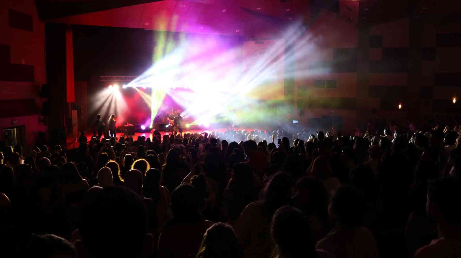 Öğrencisi olduğu üniversitede konser verdi Kosova Türkleri Milli Bayramı Edirne’de düzenlenen konserle büyük coşku ile kutlandı. 23 Nisan Kosova Türkleri Milli Bayramı nedeniyle Edirne’de ...