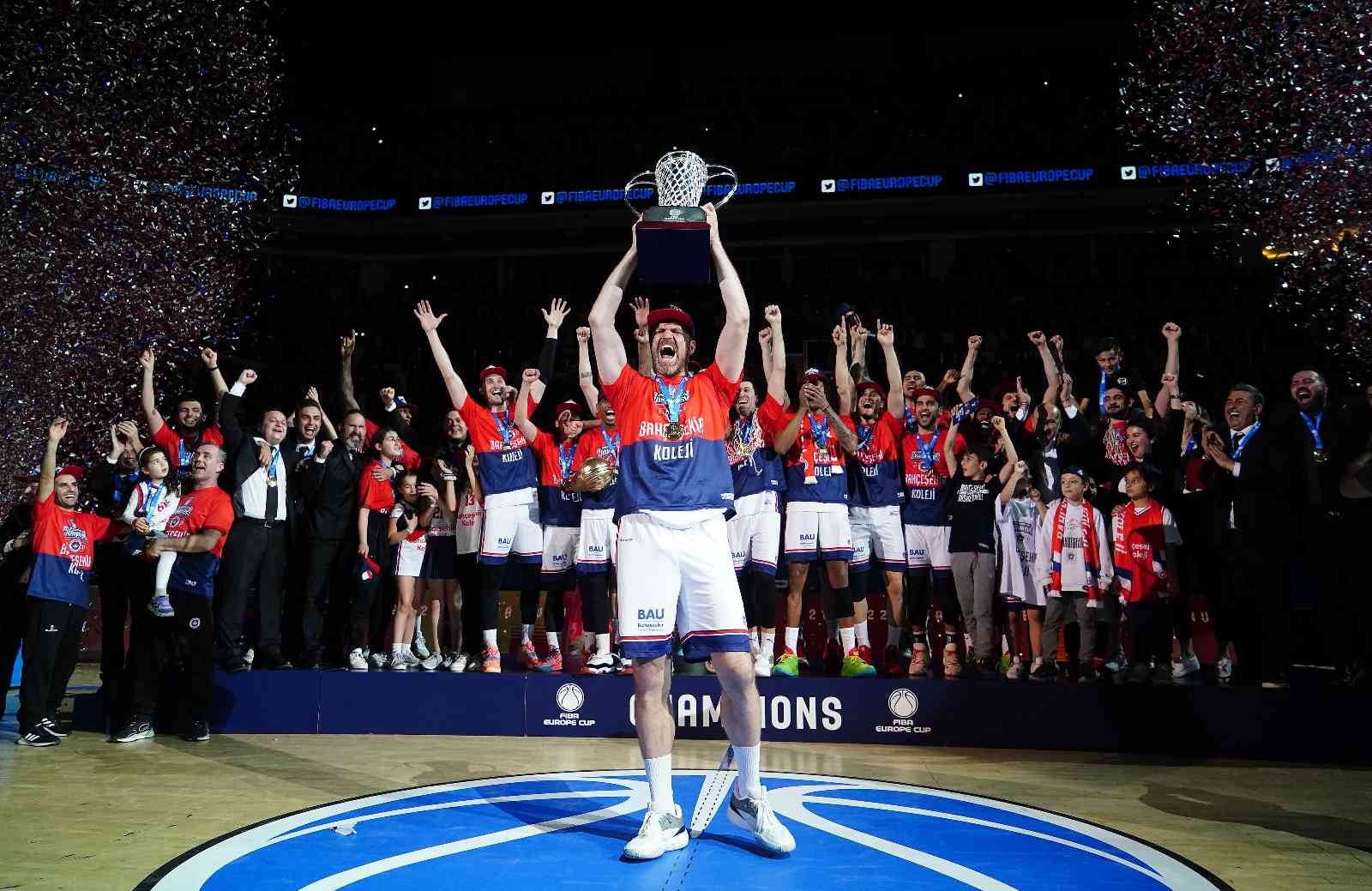 Oğuz Savaş: “Bütün Türk milletine armağan olsun” Avrupa Kupası’nı kazanan Bahçeşehir Koleji’nde Kaptan Oğuz Savaş, çok mutlu olduklarını belirterek, “Bu kupa bütün Türk milletine armağan olsun ...