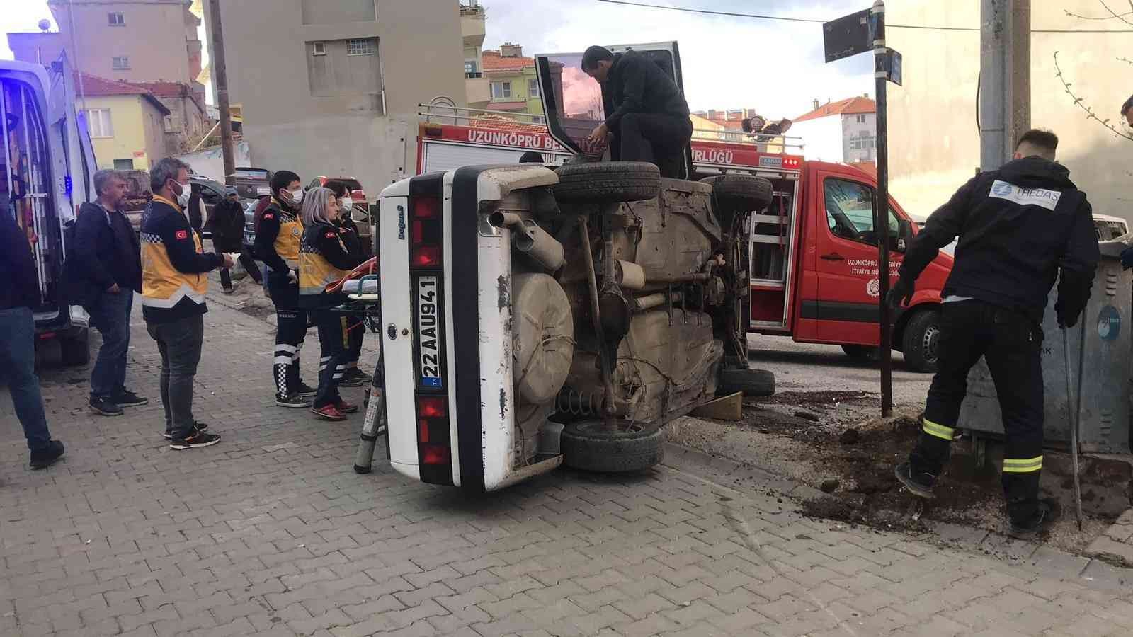 Ölümden döndü, kendinden çok arabasını düşündü Edirne’de meydana gelen trafik kazasında ilginç anlar yaşandı. Alkollü sürücü, trafoya çarparak yan yatan otomobilinden güçlükle çıkarılırken ...