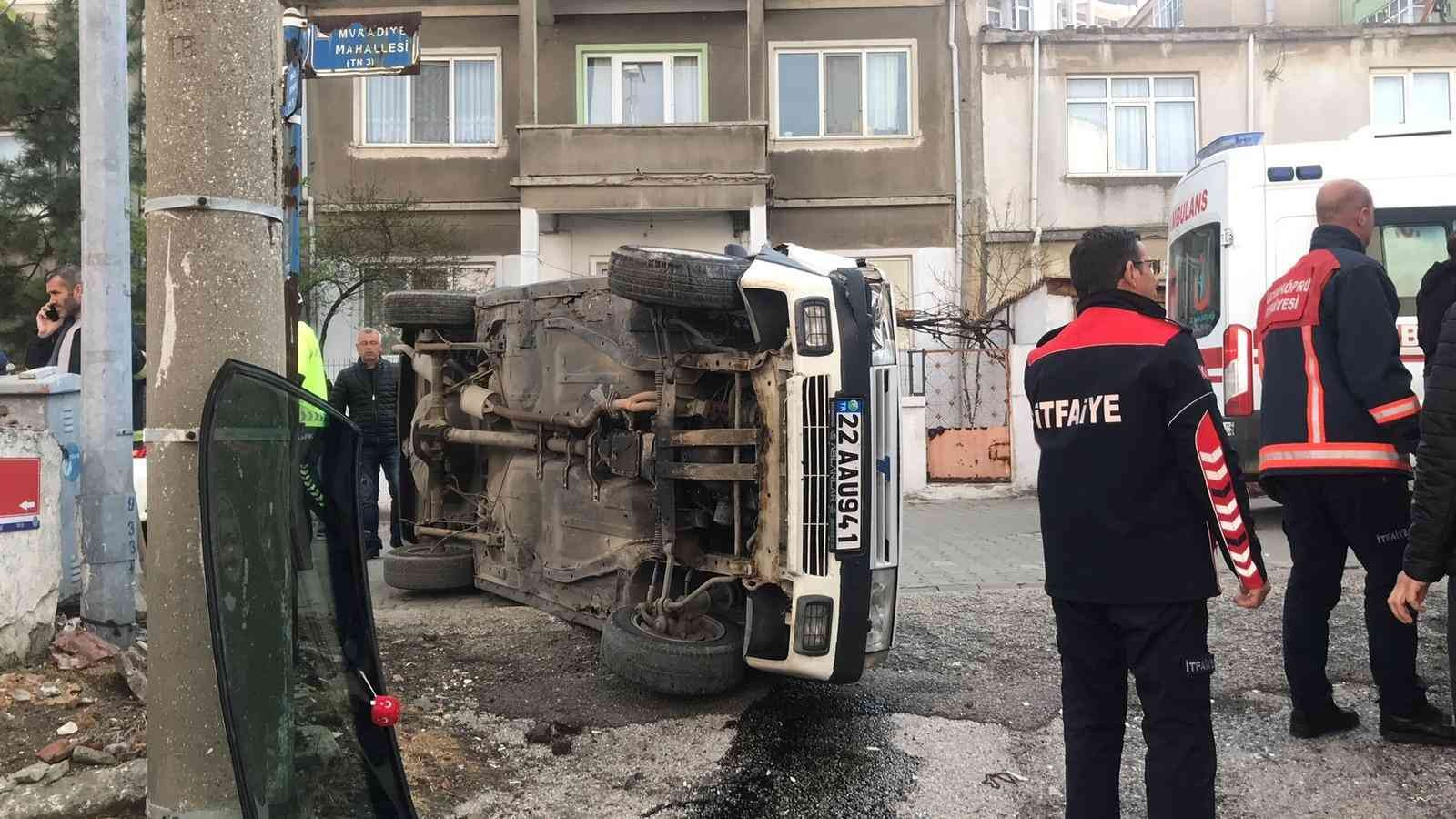 Ölümden döndü, kendinden çok arabasını düşündü Edirne’de meydana gelen trafik kazasında ilginç anlar yaşandı. Alkollü sürücü, trafoya çarparak yan yatan otomobilinden güçlükle çıkarılırken ...