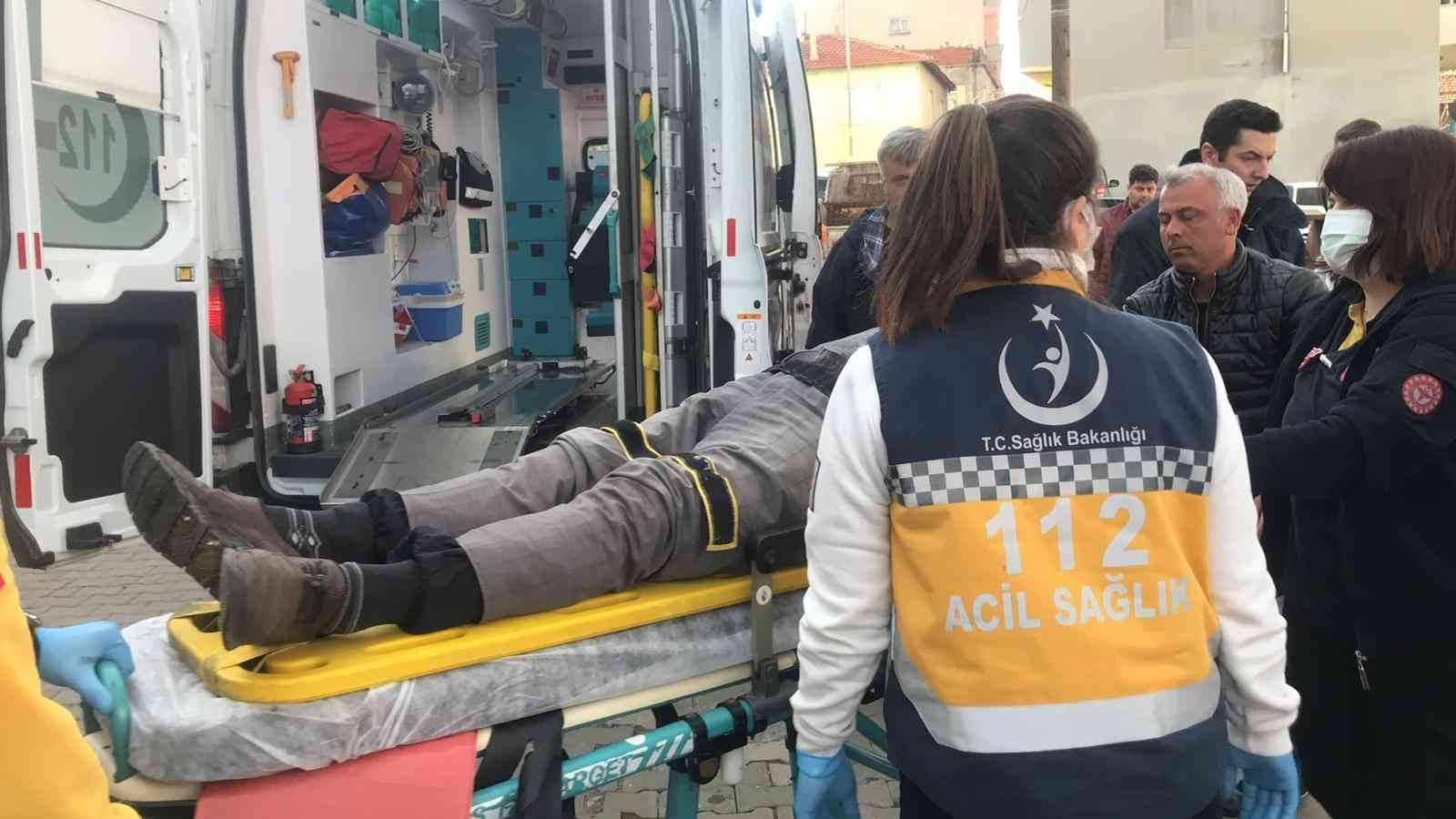 Ölümden döndü, kendinden çok arabasını düşündü Edirne’de meydana gelen trafik kazasında ilginç anlar yaşandı. Alkollü sürücü, trafoya çarparak yan yatan otomobilinden güçlükle çıkarılırken ...