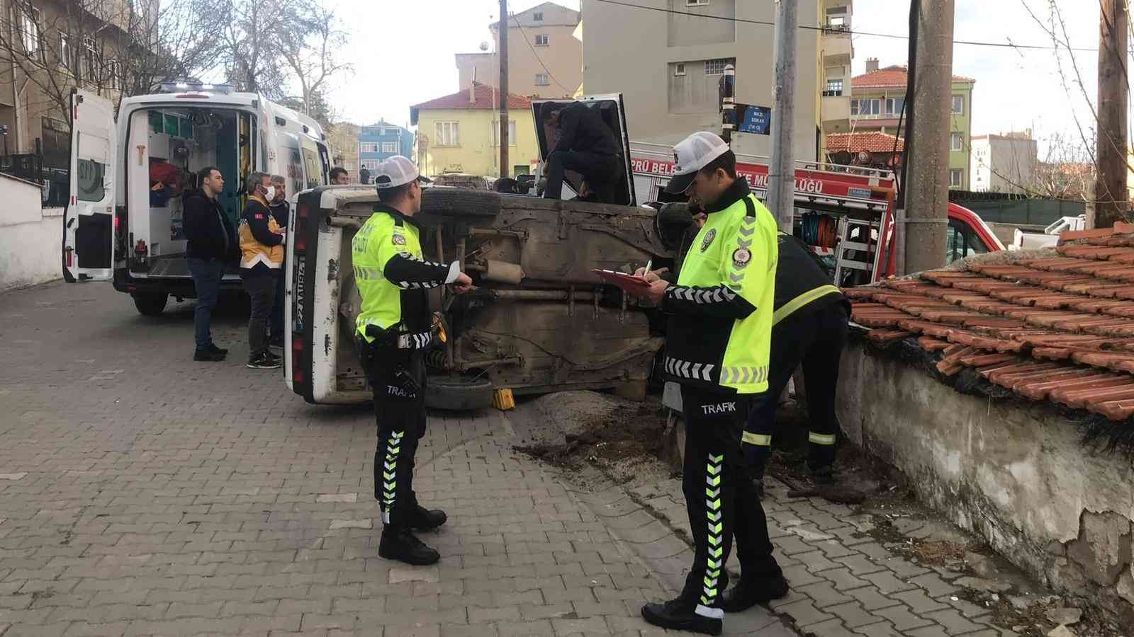 Ölümden döndü, kendinden çok arabasını düşündü Edirne’de meydana gelen trafik kazasında ilginç anlar yaşandı. Alkollü sürücü, trafoya çarparak yan yatan otomobilinden güçlükle çıkarılırken ...