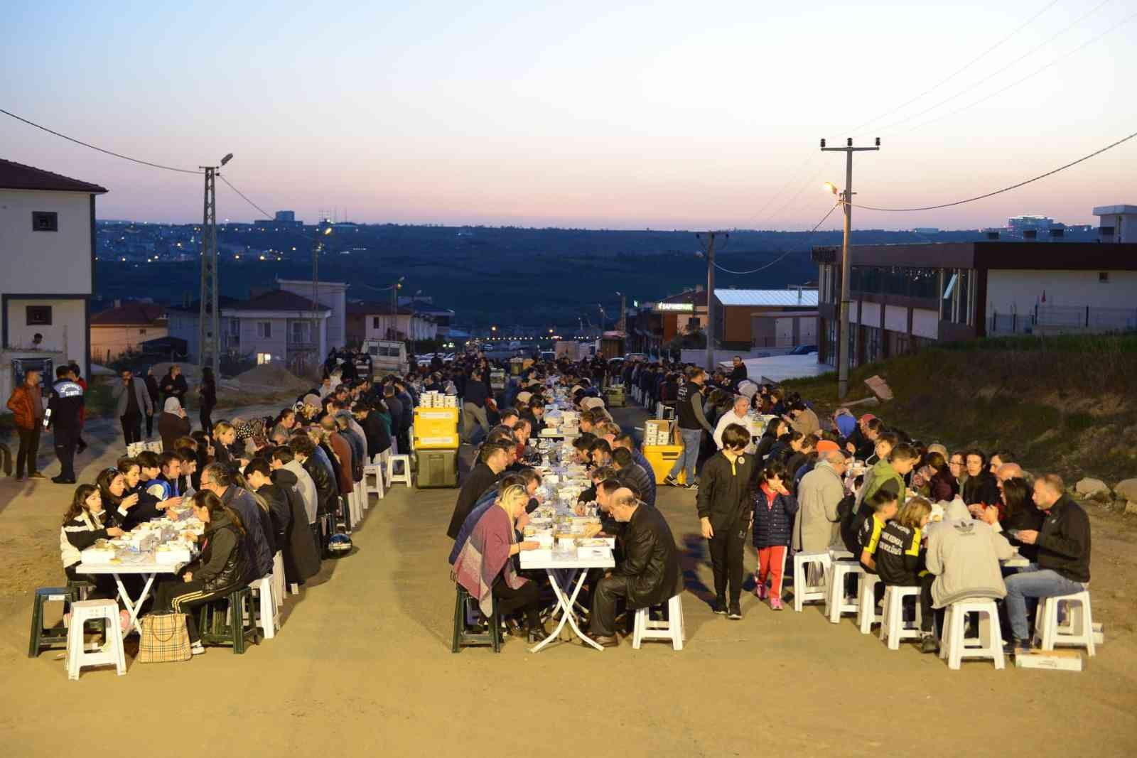 Tekirdağ’ın Süleymanpaşa ilçesinde düzenlenen iftar programlarına on binlerce vatandaş katıldı. Süleymanpaşa Belediyesi tarafından “Gönlümüz Bir ...