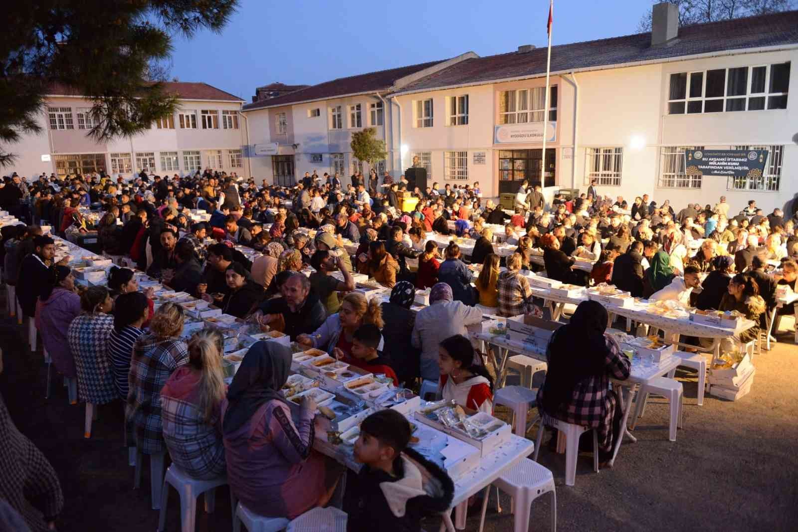 Tekirdağ’ın Süleymanpaşa ilçesinde düzenlenen iftar programlarına on binlerce vatandaş katıldı. Süleymanpaşa Belediyesi tarafından “Gönlümüz Bir ...