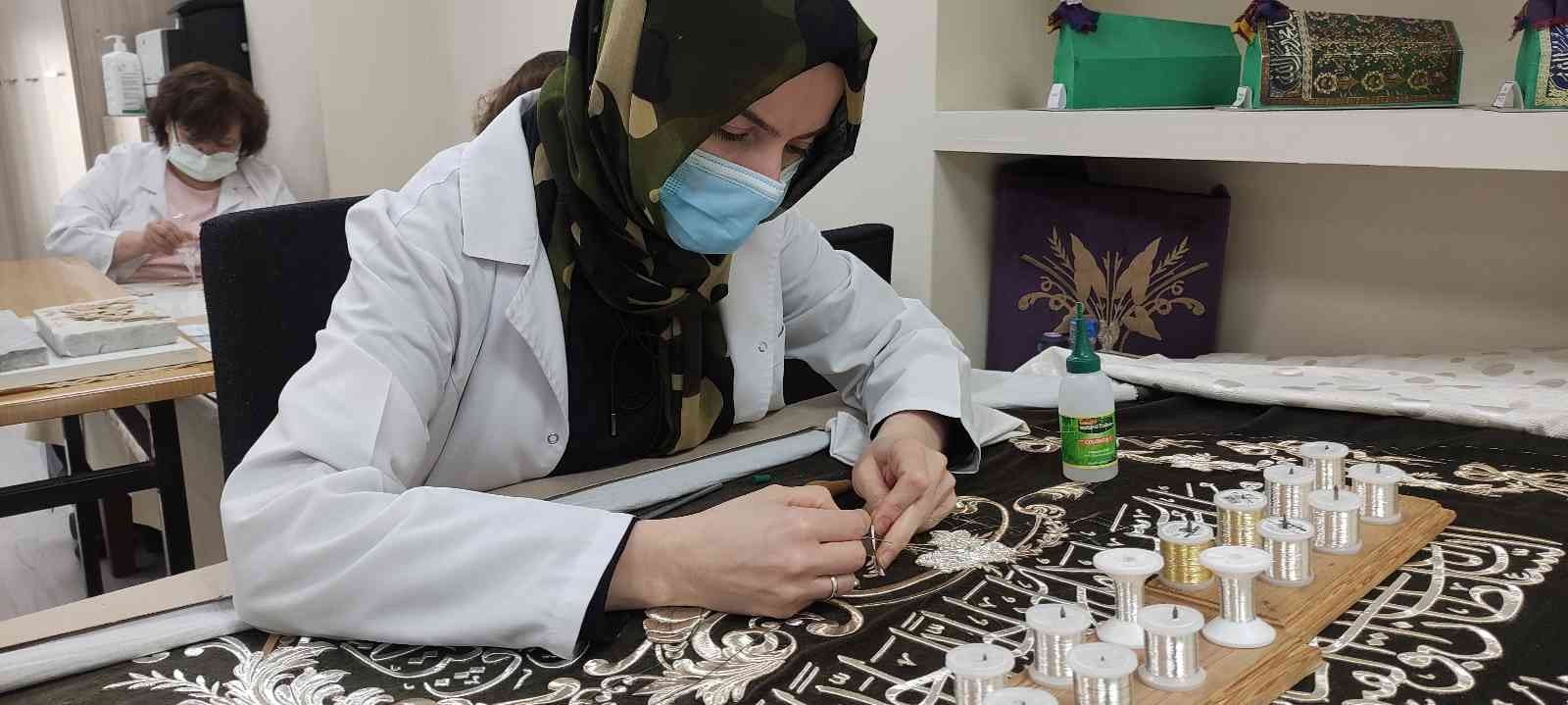 Osmangazi Han’ın türbe örtüsü 2 yıldır ilmek ilmek işleniyor Osmanlı Devleti’nin kurucusu Osman Gazi Han’ın Tophane’deki türbesinin sanduka puşidesi 2 yıldır ilmek ilmek yeniden işleniyor. Bursa Olgunlaşma ...