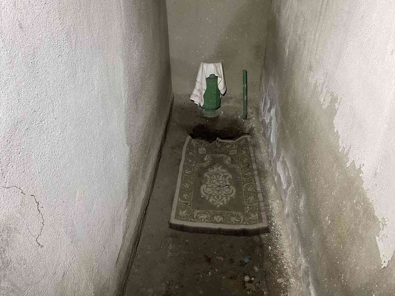 İstanbul Fatih’te bulunan bir otelin otoparkının içinde İstanbul’un fethine katılan ve şehit olan askere ait mezar görenleri şaşkına çeviriyor ...