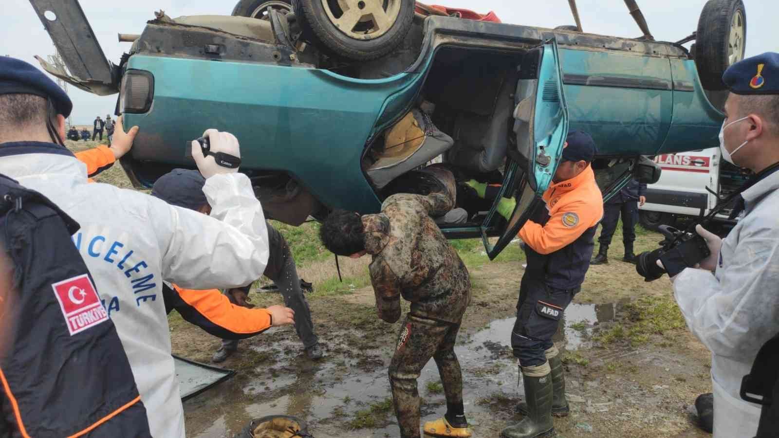 Otomobil sulama kanalına uçtu: 1 ölü Edirne’nin İpsala ilçesinde sulama kanalına düşen otomobilin sürücüsü hayatını kaybetti. Edirne’nin İpsala ilçesine bağlı Koyuntepe köyü ...