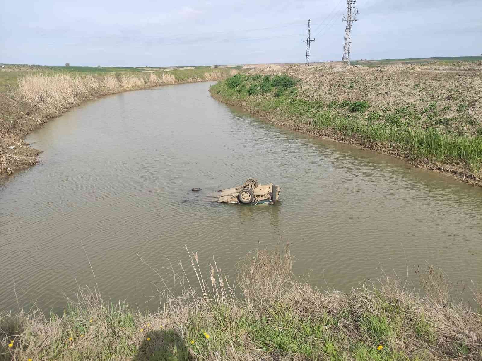 Otomobil sulama kanalına uçtu: 1 ölü Edirne’nin İpsala ilçesinde sulama kanalına düşen otomobilin sürücüsü hayatını kaybetti. Edirne’nin İpsala ilçesine bağlı Koyuntepe köyü ...
