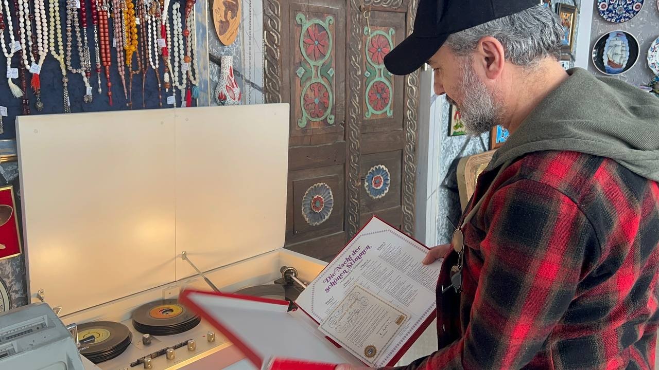 (Özel) Antikacı değil adeta müze Unesco’ya aday tarihi kent İznik’te, uzak kültürlerin etnografik eserlerine ev sahipliği yapan bir galeri yerli ve yabancı turistlerin ilgi odağı ...