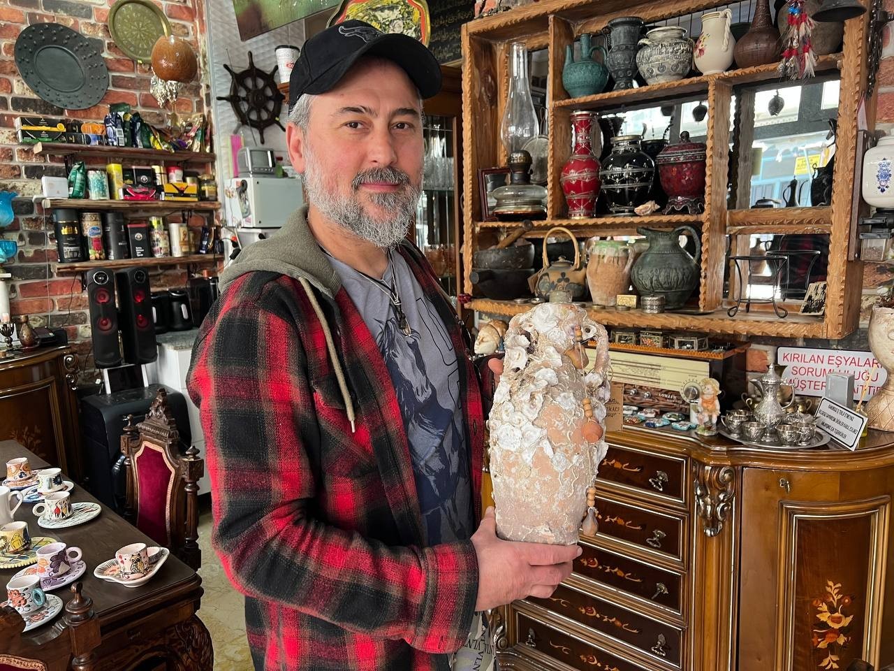 (Özel) Antikacı değil adeta müze Unesco’ya aday tarihi kent İznik’te, uzak kültürlerin etnografik eserlerine ev sahipliği yapan bir galeri yerli ve yabancı turistlerin ilgi odağı ...