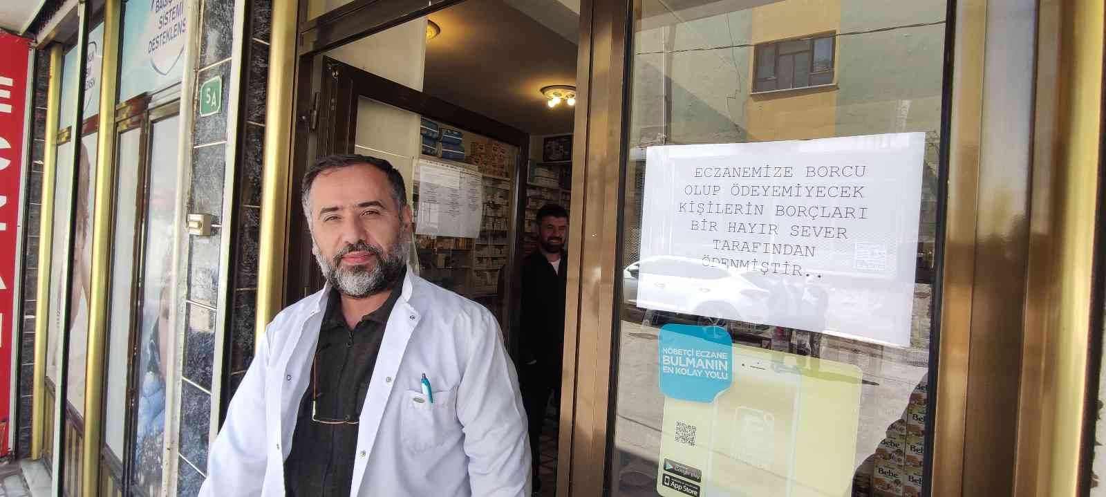 (Özel) Bursa gizemli hayırseveri arıyor...3 mahallenin borcunu ödeyip kayıplara karıştı Bursa’da gizemli bir hayırsever 3 mahalledeki tüm eczaneleri gezerek veresiye defterindeki borçları ödedi. Her Ramazan ayında Bursa’nın farklı ...