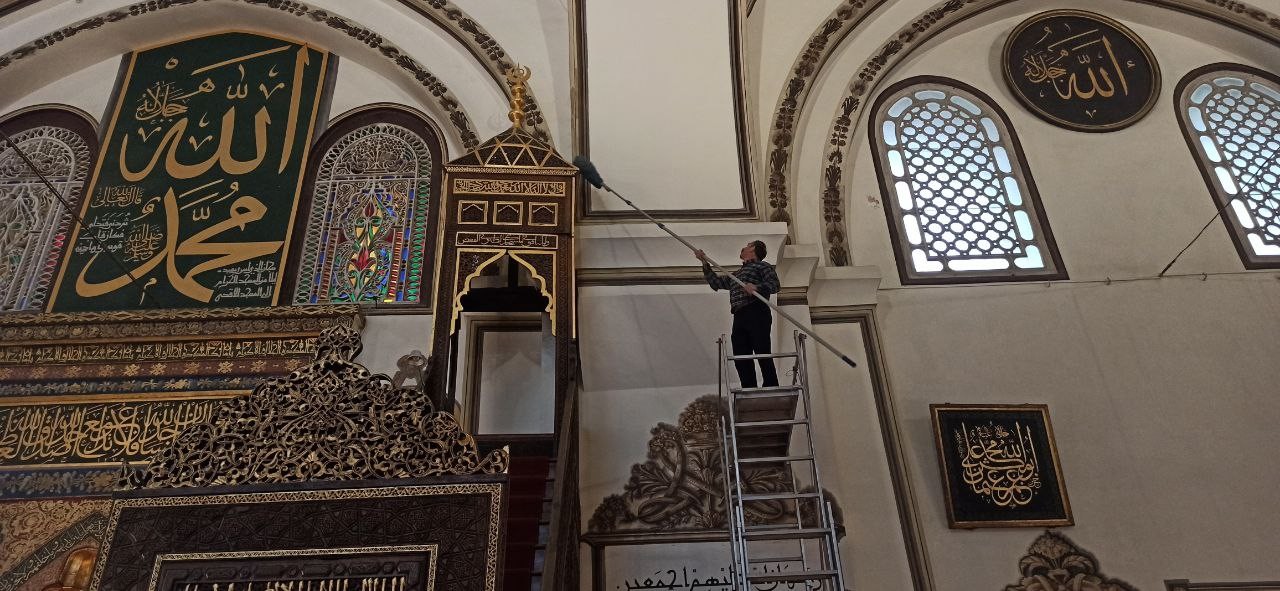 İslamiyetin en büyük 5 mabedi arasında gösterilen Selatin camilerin en büyükleri arasında yer alan 623 yıllık Bursa Ulu Cami 2 yıllık korona ...