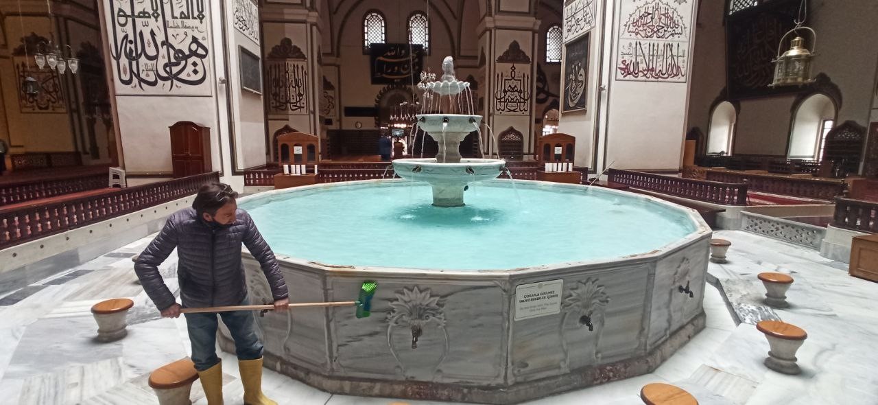 İslamiyetin en büyük 5 mabedi arasında gösterilen Selatin camilerin en büyükleri arasında yer alan 623 yıllık Bursa Ulu Cami 2 yıllık korona ...