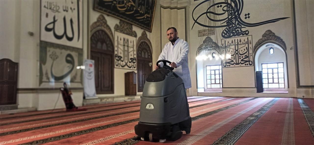 (Özel) Bursa Ulu Cami’de Ramazan temizliği İslamiyetin en büyük 5 mabedi arasında gösterilen Selatin camilerin en büyükleri arasında yer alan 623 yıllık Bursa Ulu Cami 2 yıllık korona ...