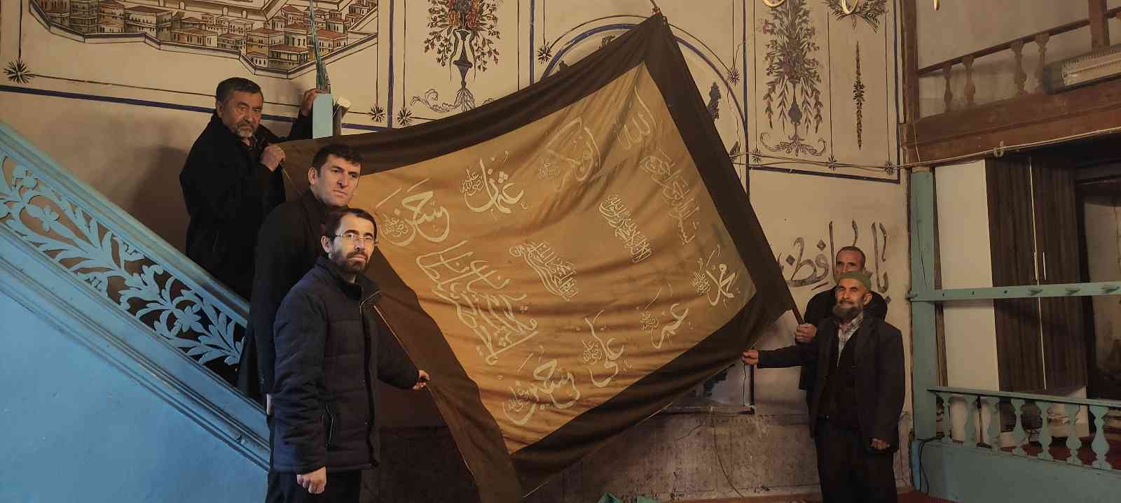 (Özel) Köylüler kendilerine emanet edilen yüzlerce yıllık sancağa gözü gibi bakıyor Bursa’da köylüler kendilerine emanet edilen yüzlerce yıllık sancağa gözü gibi bakıyor. Keles İlçesi Kemaliye köyü sakinleri kendilerine emanet ...