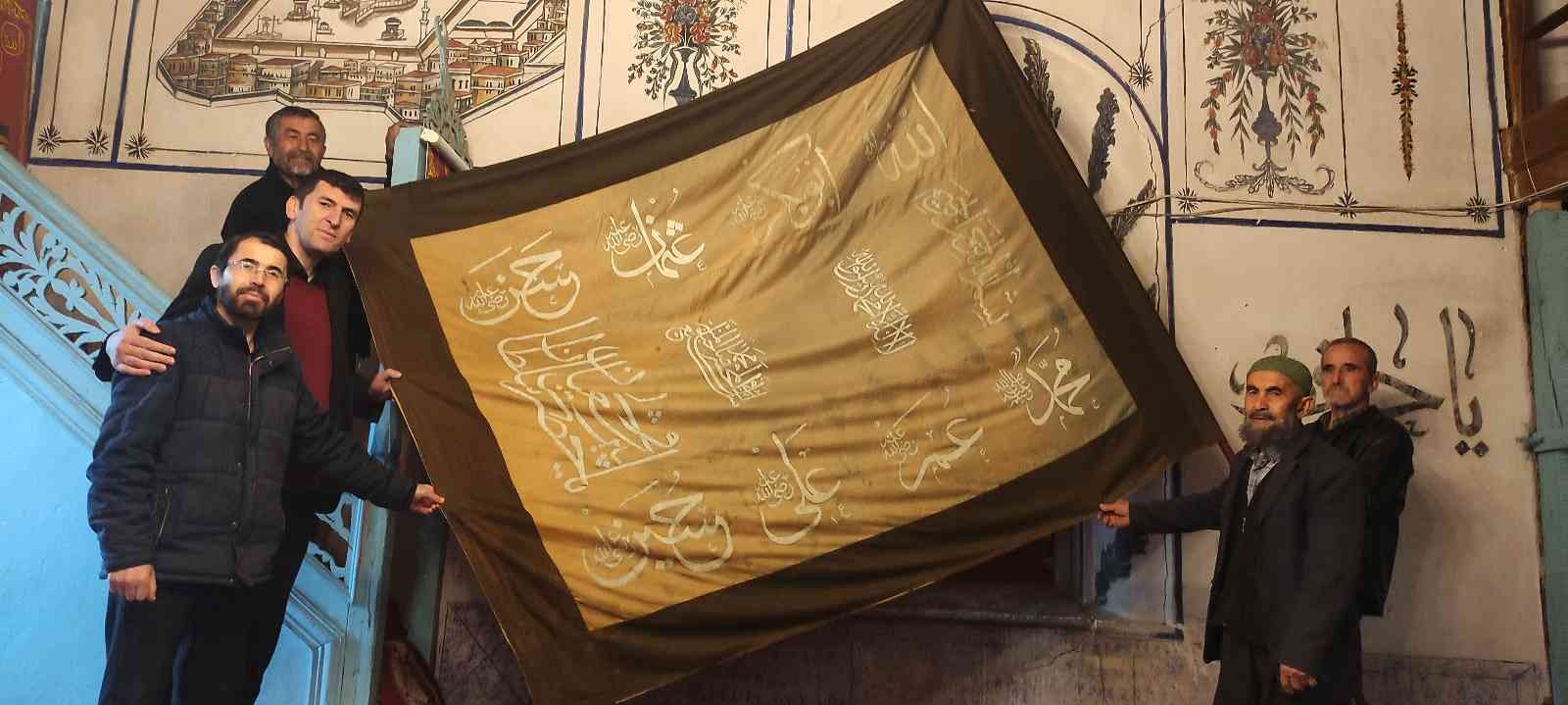 (Özel) Köylüler kendilerine emanet edilen yüzlerce yıllık sancağa gözü gibi bakıyor Bursa’da köylüler kendilerine emanet edilen yüzlerce yıllık sancağa gözü gibi bakıyor. Keles İlçesi Kemaliye köyü sakinleri kendilerine emanet ...