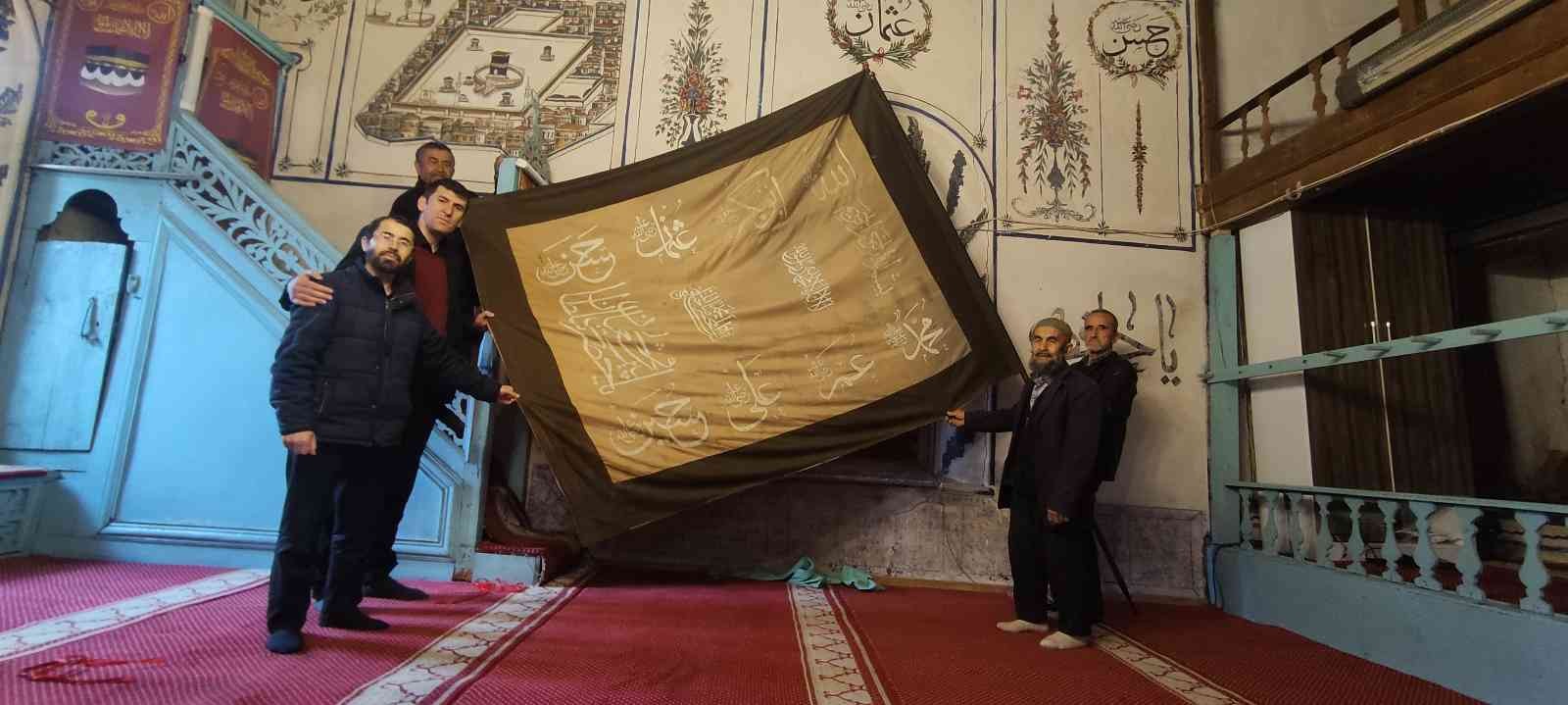 (Özel) Köylüler kendilerine emanet edilen yüzlerce yıllık sancağa gözü gibi bakıyor Bursa’da köylüler kendilerine emanet edilen yüzlerce yıllık sancağa gözü gibi bakıyor. Keles İlçesi Kemaliye köyü sakinleri kendilerine emanet ...