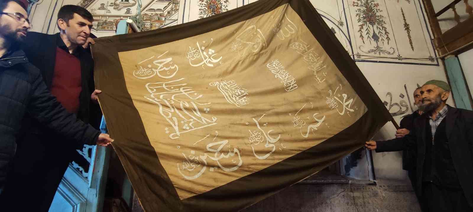 (Özel) Köylüler kendilerine emanet edilen yüzlerce yıllık sancağa gözü gibi bakıyor Bursa’da köylüler kendilerine emanet edilen yüzlerce yıllık sancağa gözü gibi bakıyor. Keles İlçesi Kemaliye köyü sakinleri kendilerine emanet ...