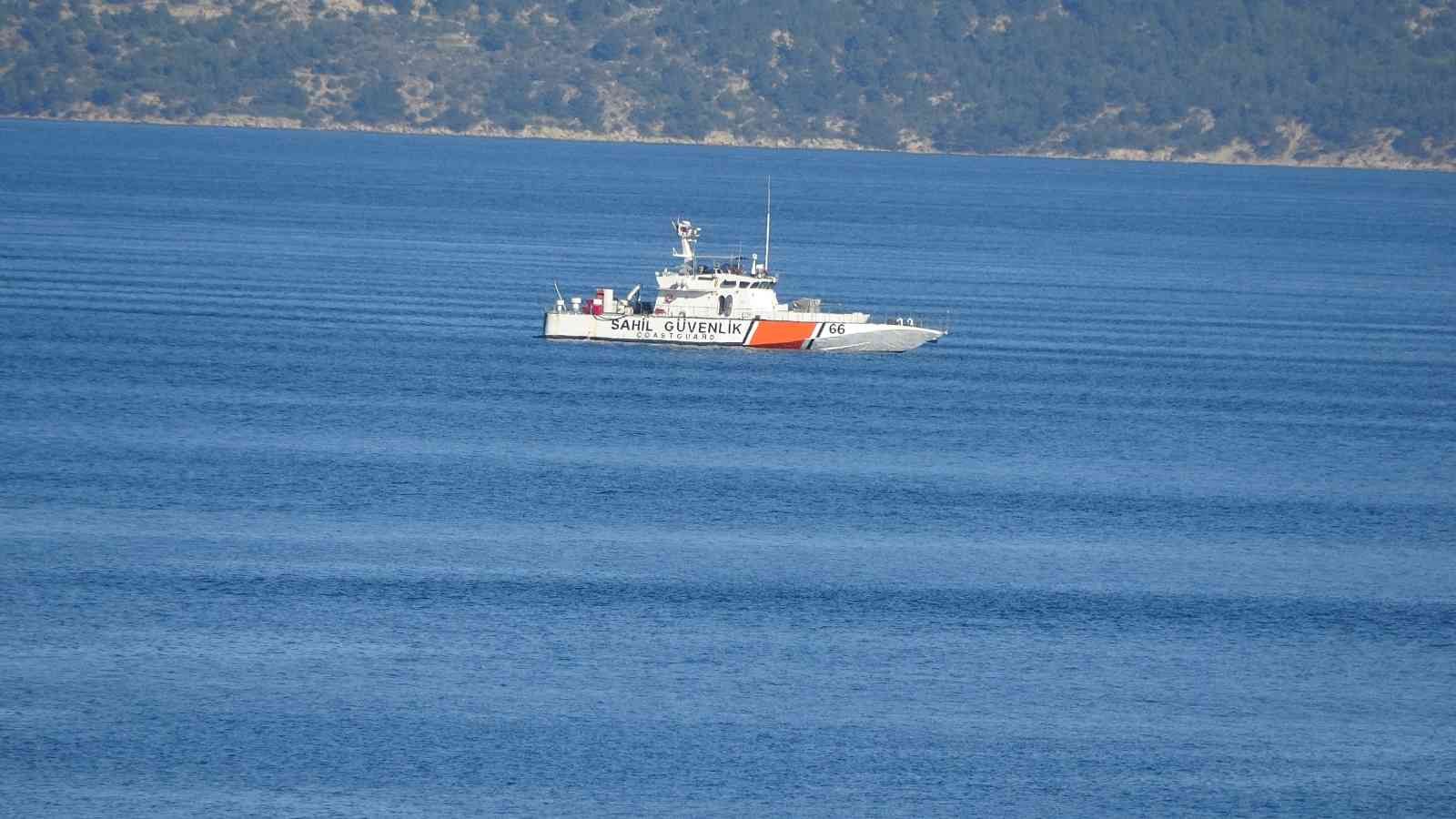 (Özel) Umuda yolculuğun bedeli 8 bin Euro Çanakkale’de, jandarma ve Sahil Güvenlik ekiplerinin ortaklaşa düzenlediği operasyonda 123 düzensiz göçmen ve 2 organizatör yakalandı. Umuda ...