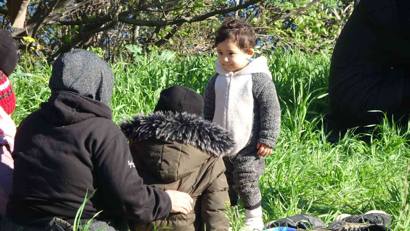 (Özel) Umuda yolculuğun bedeli 8 bin Euro Çanakkale’de, jandarma ve Sahil Güvenlik ekiplerinin ortaklaşa düzenlediği operasyonda 123 düzensiz göçmen ve 2 organizatör yakalandı. Umuda ...