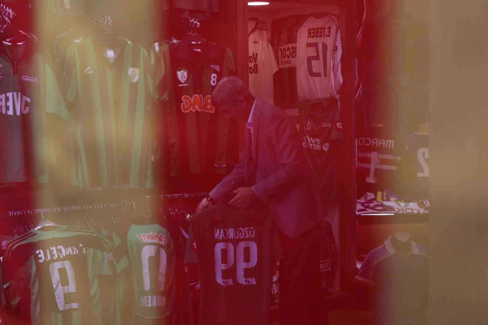 Paha biçemediği formaları için ev ve araba teklif ettiler 1985 yılında Sakaryaspor’un ilk formasını alarak koleksiyon serüvenine başlayan 45 yaşındaki Abdulkadir Cengiz, dünya takımlarına ait yaklaşık 3 ...