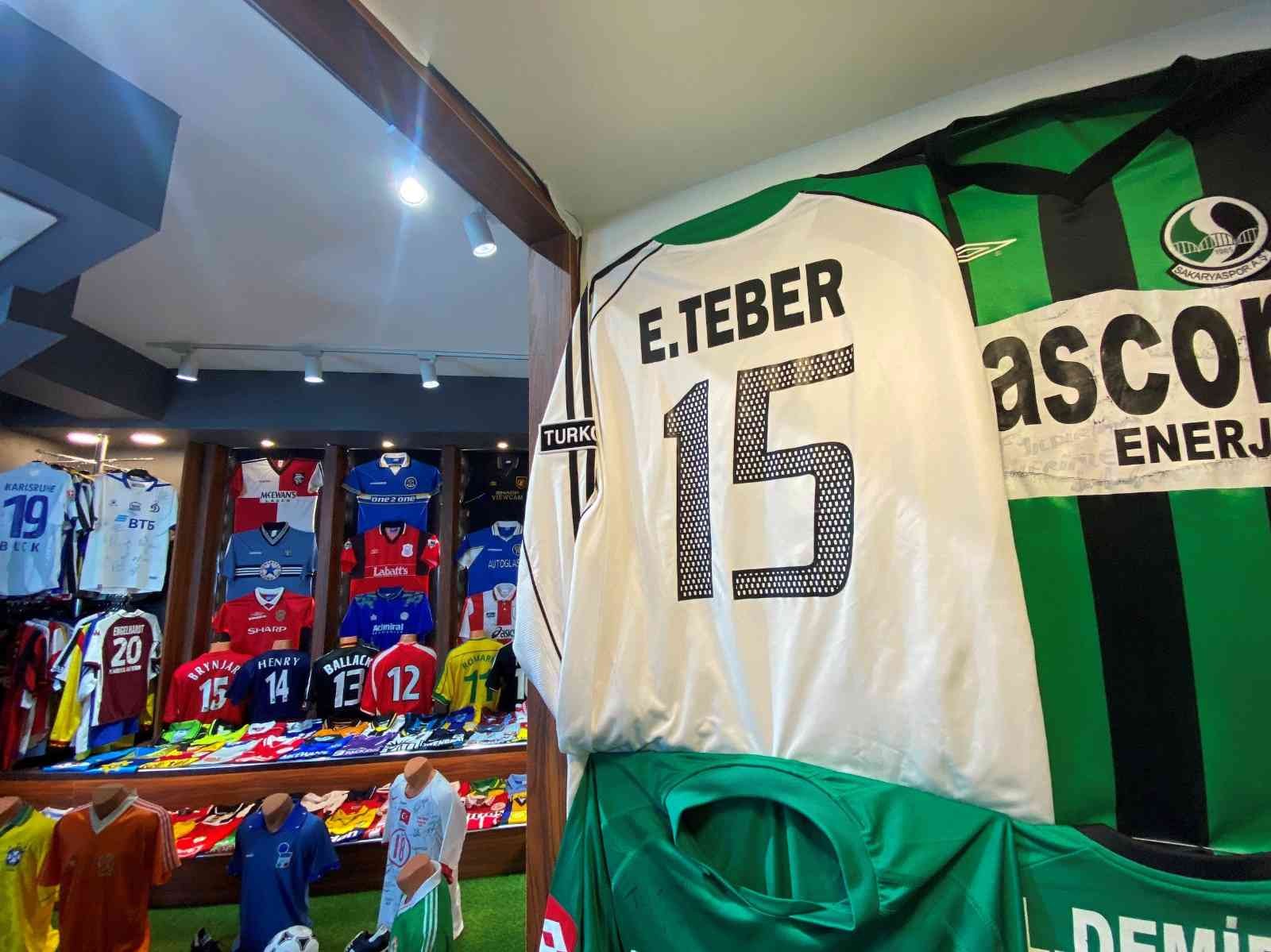 Paha biçemediği formaları için ev ve araba teklif ettiler 1985 yılında Sakaryaspor’un ilk formasını alarak koleksiyon serüvenine başlayan 45 yaşındaki Abdulkadir Cengiz, dünya takımlarına ait yaklaşık 3 ...