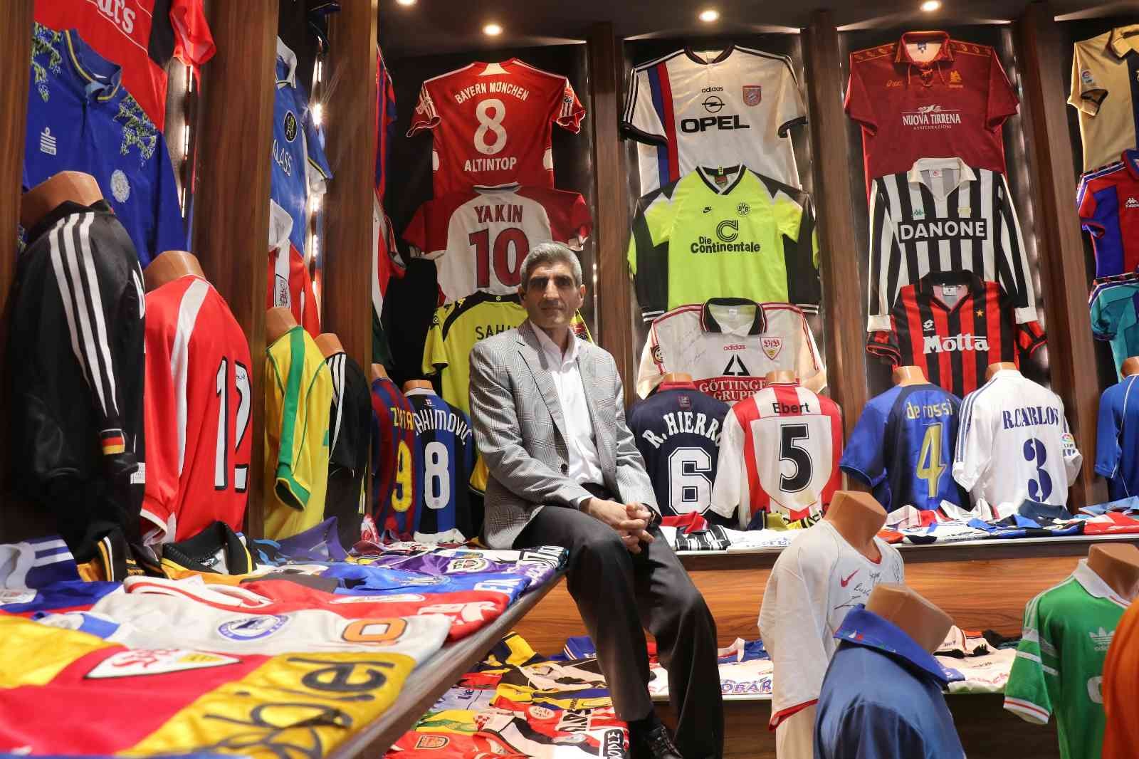 Paha biçemediği formaları için ev ve araba teklif ettiler 1985 yılında Sakaryaspor’un ilk formasını alarak koleksiyon serüvenine başlayan 45 yaşındaki Abdulkadir Cengiz, dünya takımlarına ait yaklaşık 3 ...