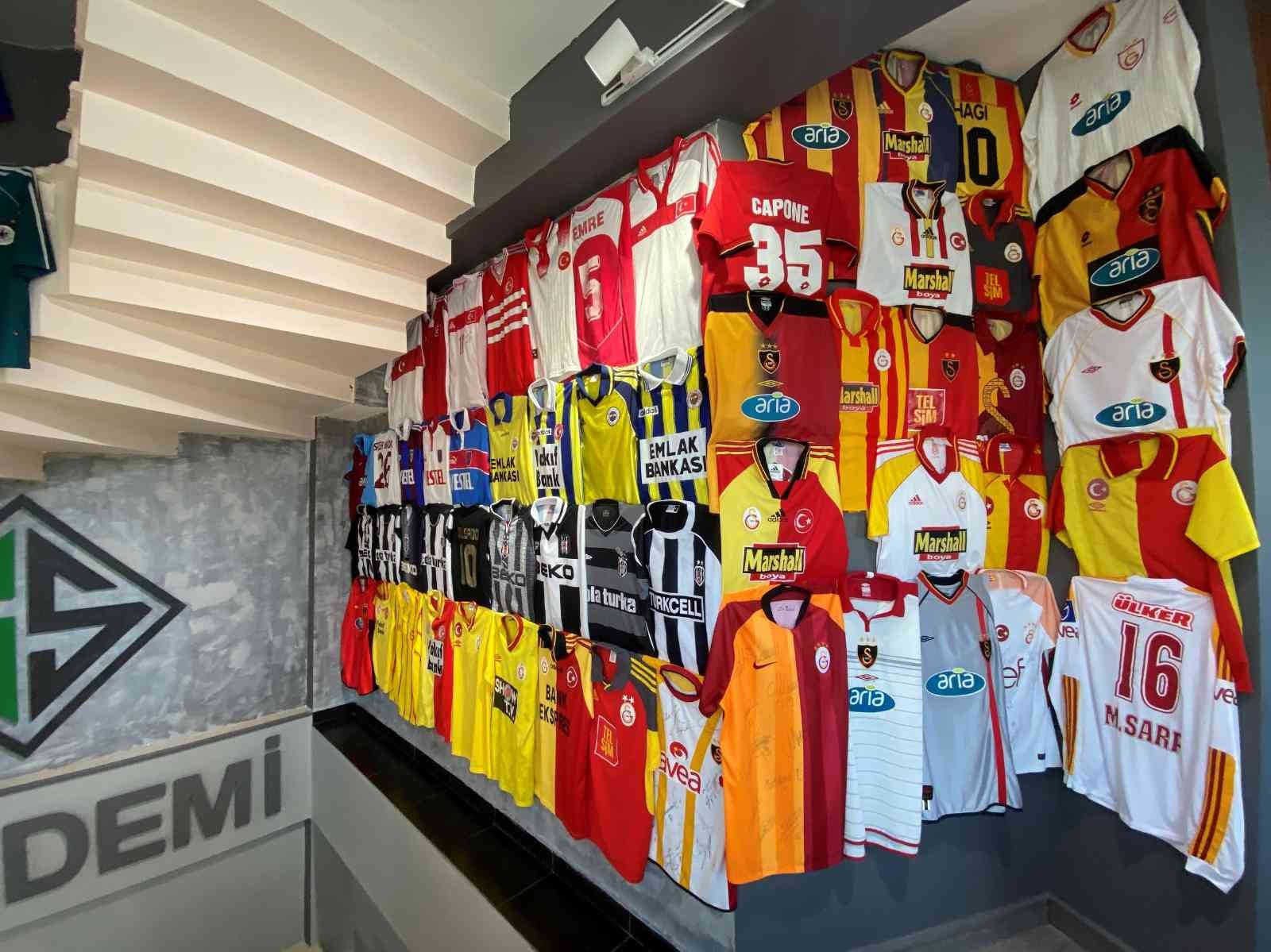 Paha biçemediği formaları için ev ve araba teklif ettiler 1985 yılında Sakaryaspor’un ilk formasını alarak koleksiyon serüvenine başlayan 45 yaşındaki Abdulkadir Cengiz, dünya takımlarına ait yaklaşık 3 ...