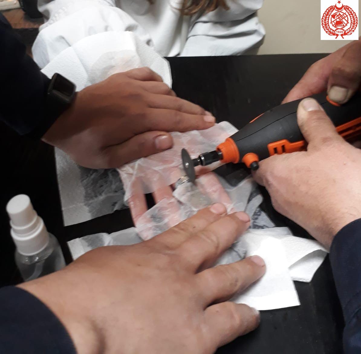 Parmağına sıkışan yüzüğü itfaiye çıkardı. Balıkesir’in Bandırma İlçesinde vatandaşın parmağına sıkışan yüzüğü itfaiye ekipleri çıkardı. Edinilen bilgiye göre, parmağında sıkışıp kalan ...