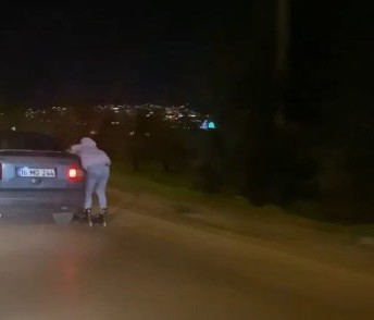 Patenli gencin tutunarak yolculuk yaptığı otomobil trafikten men edildi Bursa’da patenli bir gencin otomobile tutunarak yaptığı tehlikeli yolculuk görenlerin yüreğini ağzına getirirken, o anlar anbean kaydedilmişti. O ...