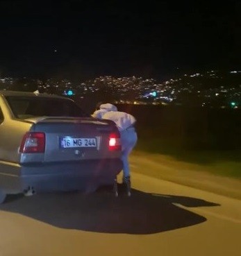 Patenli gencin tutunarak yolculuk yaptığı otomobil trafikten men edildi Bursa’da patenli bir gencin otomobile tutunarak yaptığı tehlikeli yolculuk görenlerin yüreğini ağzına getirirken, o anlar anbean kaydedilmişti. O ...
