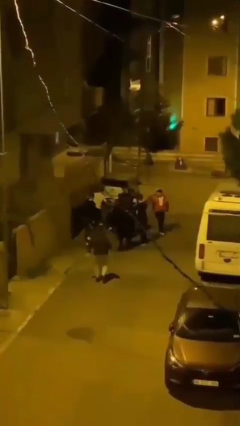 Pendik’te sokak ortasında toplanan bir grup genç, kucağında çocuğu olan genç kadını tekme ve yumruklarla darbetti. Yaşanan o anlar vatandaşın cep ...