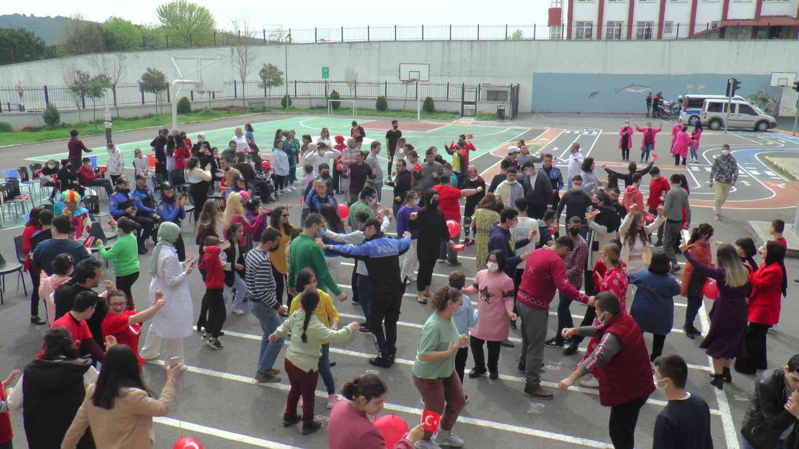 Pendik’te özel öğrenim gören çocukların 23 Nisan coşkusuna polisler ortak oldu Pendik’te polis ekipleri, 23 Nisan Ulusal Egemenlik ve Çocuk Bayramı dolayısıyla özel öğrenim gören engelli çocuklar ile buluştu. Çocuklar ile ...