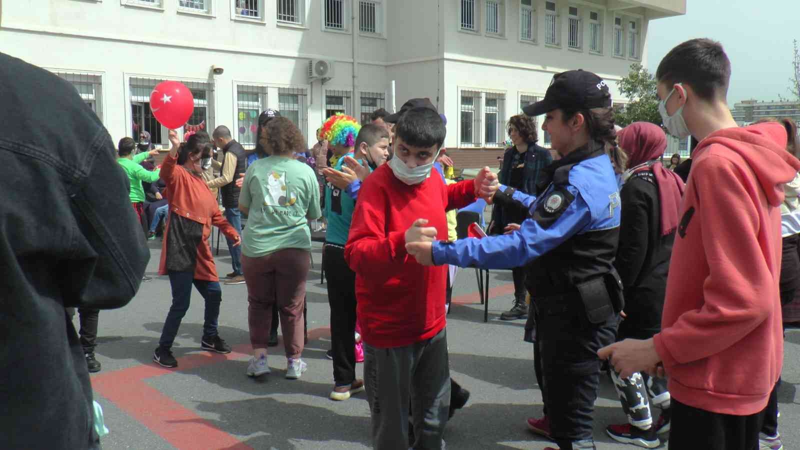 Pendik’te özel öğrenim gören çocukların 23 Nisan coşkusuna polisler ortak oldu Pendik’te polis ekipleri, 23 Nisan Ulusal Egemenlik ve Çocuk Bayramı dolayısıyla özel öğrenim gören engelli çocuklar ile buluştu. Çocuklar ile ...