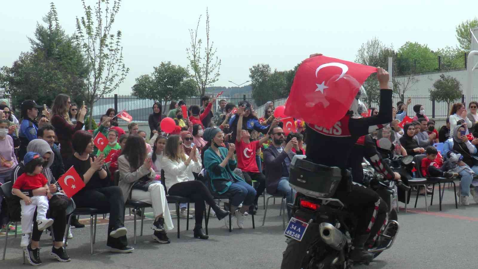 Pendik’te özel öğrenim gören çocukların 23 Nisan coşkusuna polisler ortak oldu Pendik’te polis ekipleri, 23 Nisan Ulusal Egemenlik ve Çocuk Bayramı dolayısıyla özel öğrenim gören engelli çocuklar ile buluştu. Çocuklar ile ...
