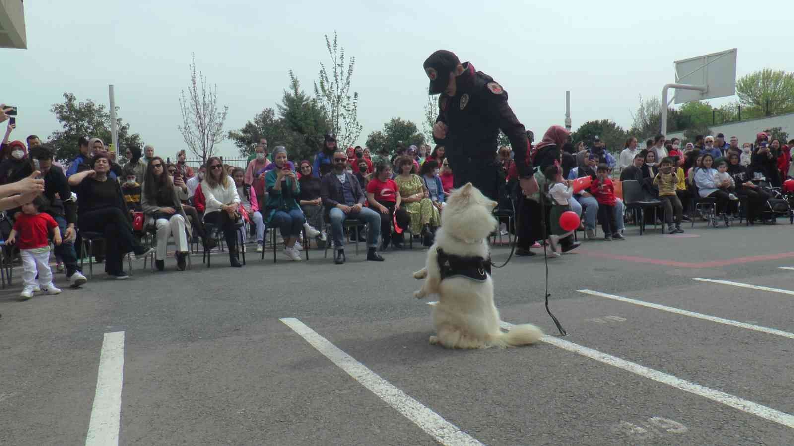 Pendik’te özel öğrenim gören çocukların 23 Nisan coşkusuna polisler ortak oldu Pendik’te polis ekipleri, 23 Nisan Ulusal Egemenlik ve Çocuk Bayramı dolayısıyla özel öğrenim gören engelli çocuklar ile buluştu. Çocuklar ile ...