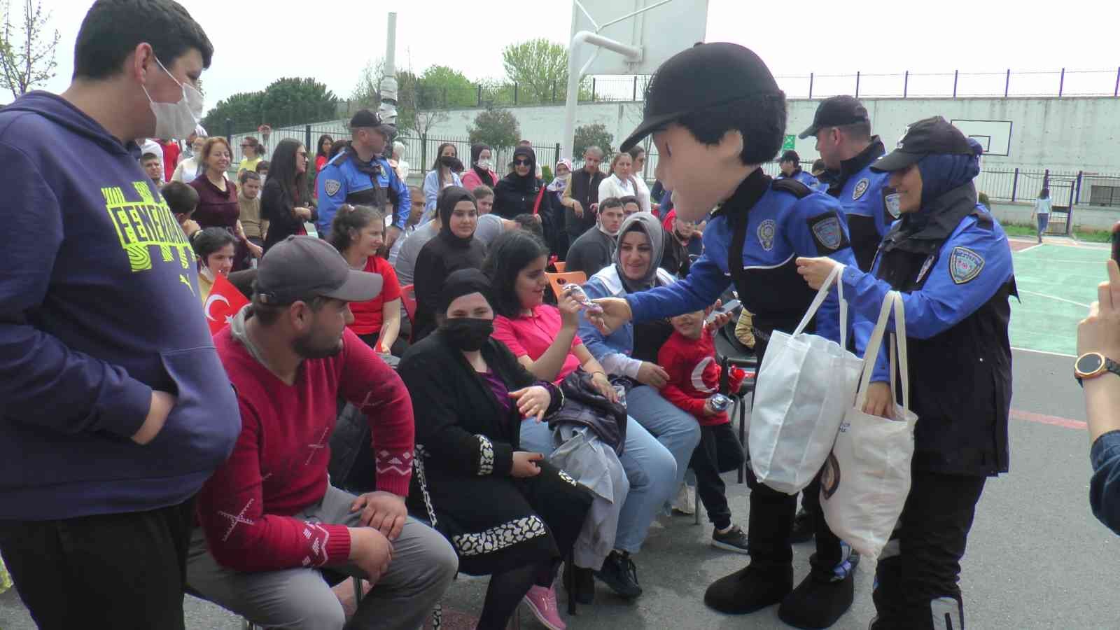 Pendik’te özel öğrenim gören çocukların 23 Nisan coşkusuna polisler ortak oldu Pendik’te polis ekipleri, 23 Nisan Ulusal Egemenlik ve Çocuk Bayramı dolayısıyla özel öğrenim gören engelli çocuklar ile buluştu. Çocuklar ile ...