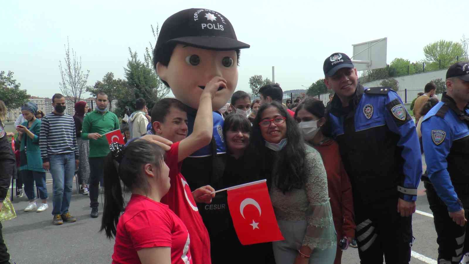 Pendik’te özel öğrenim gören çocukların 23 Nisan coşkusuna polisler ortak oldu Pendik’te polis ekipleri, 23 Nisan Ulusal Egemenlik ve Çocuk Bayramı dolayısıyla özel öğrenim gören engelli çocuklar ile buluştu. Çocuklar ile ...