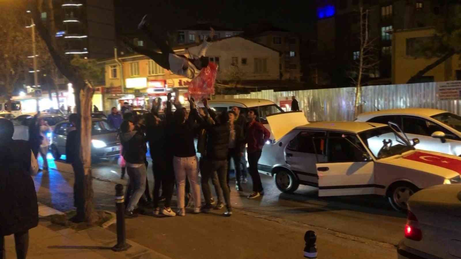 Pendik’te yol kapatan asker eğlencesi Pendik’te asker eğlencesi adı altında araçlarıyla ilerleyen grup, kornalara basarak konvoy halinde ilçede bir süre tur attı. Akan trafikte yolu ...