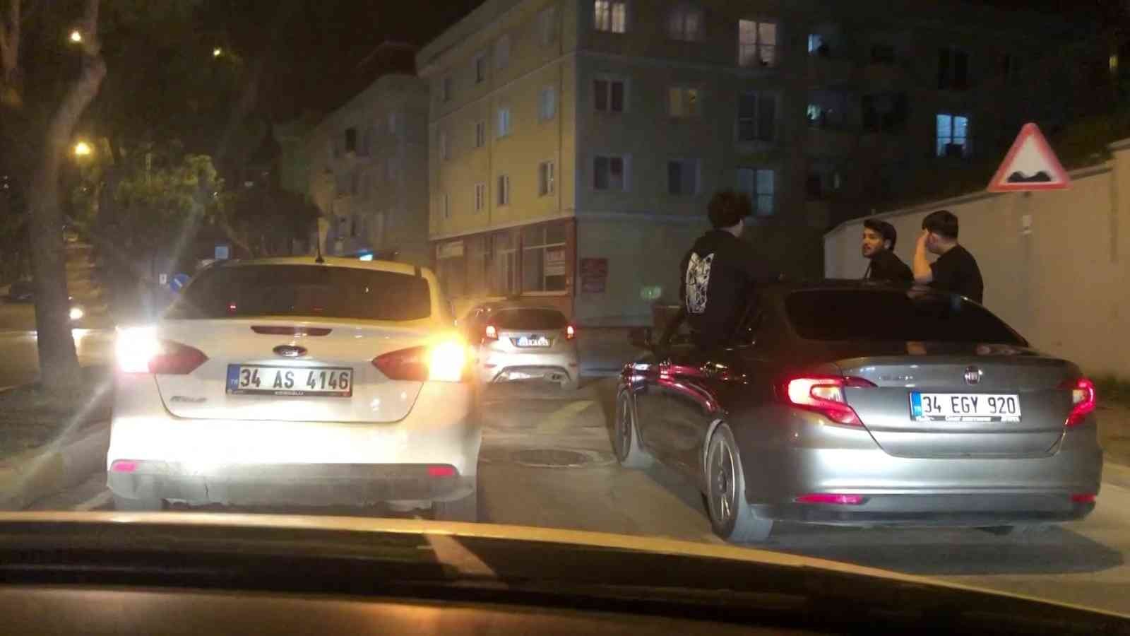 Pendik’te yol kapatan asker eğlencesi Pendik’te asker eğlencesi adı altında araçlarıyla ilerleyen grup, kornalara basarak konvoy halinde ilçede bir süre tur attı. Akan trafikte yolu ...